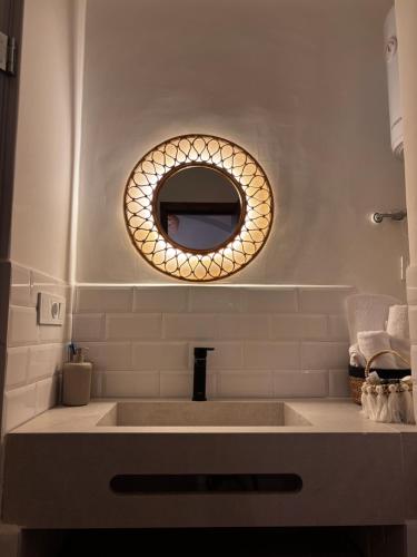 un baño con lavabo y espejo en Casa Norte, en Tetuán