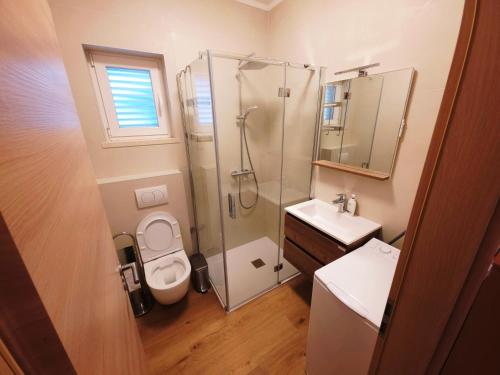 un bagno con doccia, WC e lavandino di Mare a Korčula