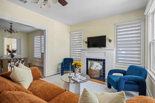 TV a/nebo společenská místnost v ubytování Retro Vibes & Zilker Views - Music House by Zilker