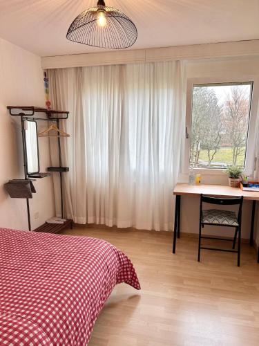 Postel nebo postele na pokoji v ubytování Private room and bathroom in Schlieren Zurich