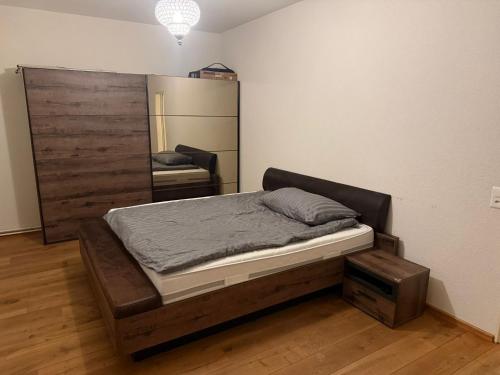 Un dormitorio con una cama y un espejo grande. en Gasthorf Löwen Oberburg, en Oberburg