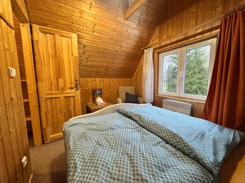 Ένα ή περισσότερα κρεβάτια σε δωμάτιο στο Chata Naděje