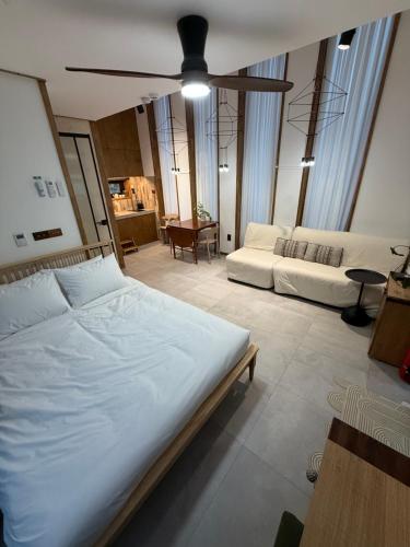 Una cama o camas en una habitación de 이든이네