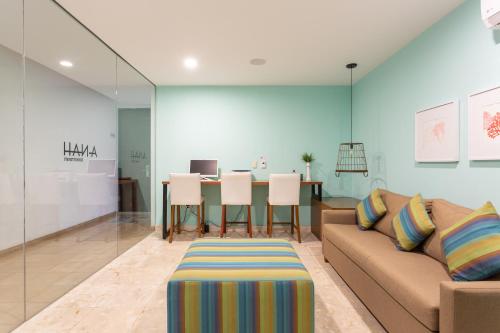 AULIFER Luxury Apartments في بلايا ديل كارمن: غرفة معيشة بها أريكة وطاولة