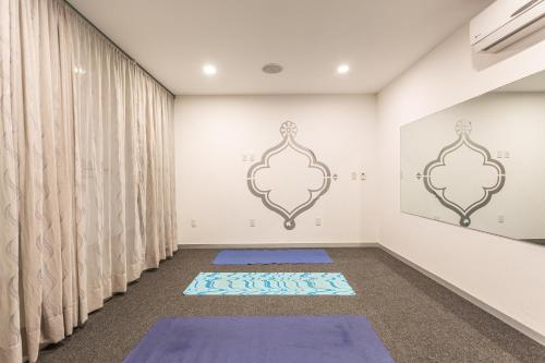 AULIFER Luxury Apartments في بلايا ديل كارمن: غرفة بها سجاد أرجواني على الأرض