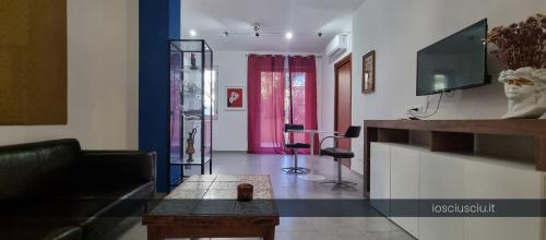 io sciù sciù في سانتا ماريا كابوا فيتيري: غرفة معيشة مع أريكة وطاولة