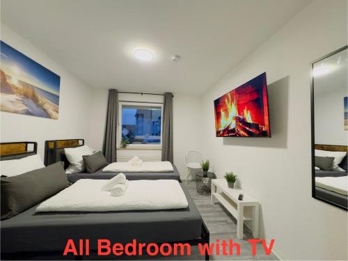 Ένα ή περισσότερα κρεβάτια σε δωμάτιο στο STN Kocherwald Suite - Ferienwohnung mit 4 Schlafzimmer, 8 Big Beds, Parkplatz & Balkon, Highspeed WLAN, Netflix Premium, Zentral zu Audi & Schwarz Gruppe