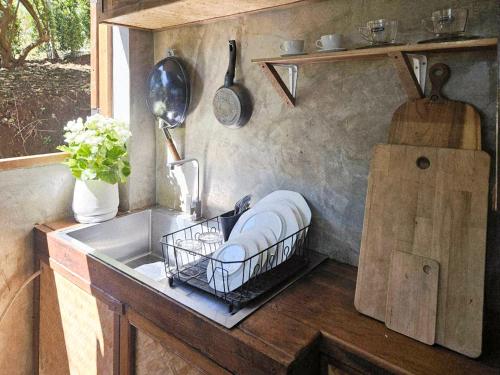 un comptoir de cuisine avec un évier muni d'un panier dessus dans l'établissement Camelliana Horizon Pongyang, à Mae Rim