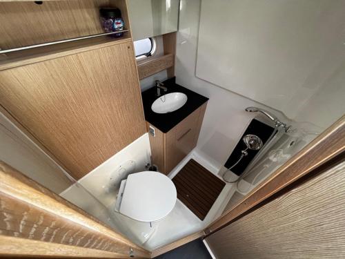 mit Blick auf ein Bad mit WC und Waschbecken in der Unterkunft Trim Nautica Charter in Biograd na Moru