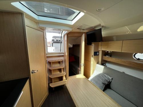 Kleines Zimmer mit einem Bett und einem Dachfenster in der Unterkunft Trim Nautica Charter in Biograd na Moru