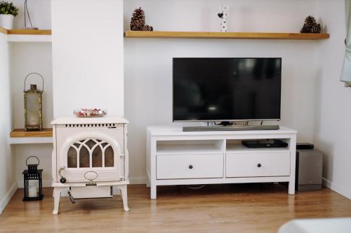 Una televisión o centro de entretenimiento en Srdeční záležitost Boží Dar