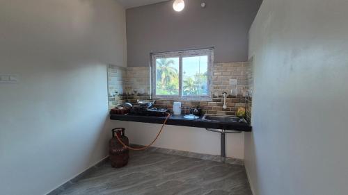 O bucătărie sau chicinetă la Cordinal Homestay