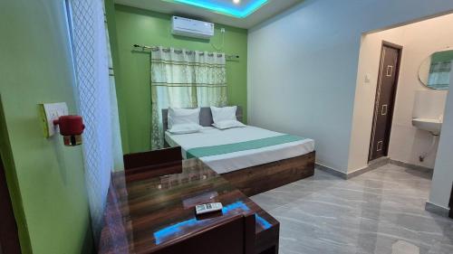 Un pat sau paturi într-o cameră la Cordinal Homestay