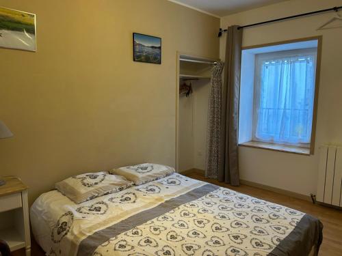 een kleine slaapkamer met een bed en een raam bij 2 Chambres dans maison typique in Beaumont-lès-Valence