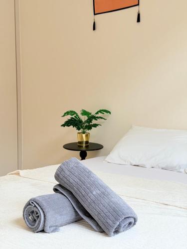 Giường trong phòng chung tại HeySnowy #Single Semi-D #Gated&Guarded #FreeNetflix #Water Dispenser #Mahjong