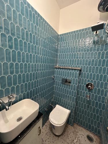 Ένα μπάνιο στο MyStayCompany- 2BHK with pool, BBQ & terrace vibes