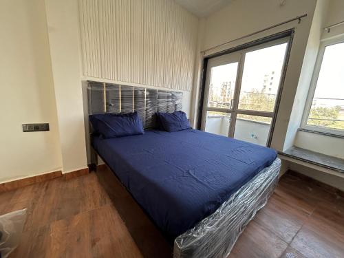 Ένα ή περισσότερα κρεβάτια σε δωμάτιο στο MyStayCompany- 2BHK with pool, BBQ & terrace vibes