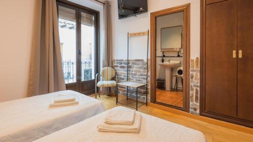 En eller flere senge i et værelse på Casa Rural La Morucha