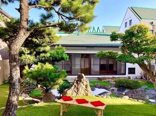 a bench in a yard in front of a house at 民泊 & 人力車 Murakami International in Kishiwada