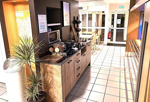 Kuchyň nebo kuchyňský kout v ubytování Kyriad ECO - Lorient Lanester