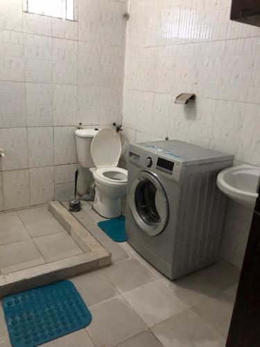 Et badeværelse på Charming cottage near the beach