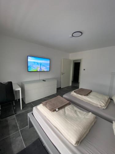 Ένα ή περισσότερα κρεβάτια σε δωμάτιο στο Moderne 2 Zimmer Wohnung Küche und Bad im Zentrum