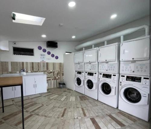 ラ・テバイダにあるApartamento turistico dianaの洗濯機3台とカウンター付きのランドリールーム