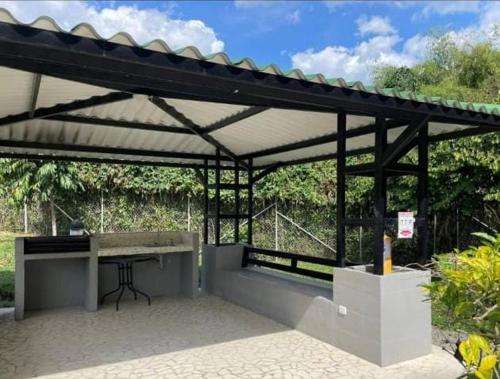 ラ・テバイダにあるApartamento turistico dianaのパビリオン(テーブル、ベンチ付)