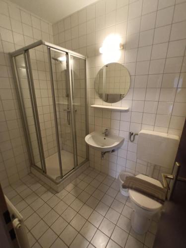 Pension Waldfrieden في Steinhaus am Semmering: حمام مع دش ومرحاض ومغسلة