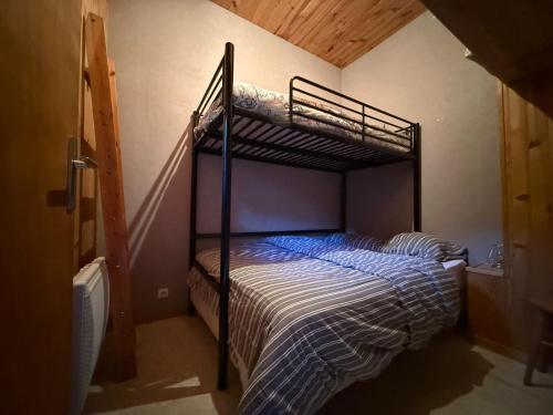 a bedroom with two bunk beds in a room at Appartement 5 pers - Draps et serviettes inclus in La Lechere