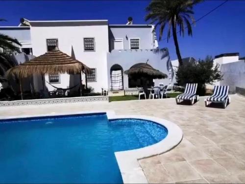 Swimmingpoolen hos eller tæt på La villa El RAIS