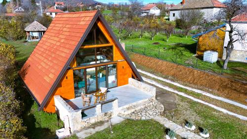 Vista aérea de una casita con techo naranja en Kosmaj Escape, en Koraćica