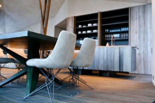 ein Esszimmer mit einem Tisch und zwei Stühlen in der Unterkunft Caselva Arosa Mountain Residence by Arosa Stay in Arosa