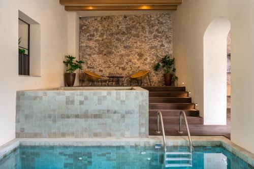 Swimmingpoolen hos eller tæt på Le Cottage San Miguel de Allende, Modern Luxury in Centro with Pool & Jacuzzi
