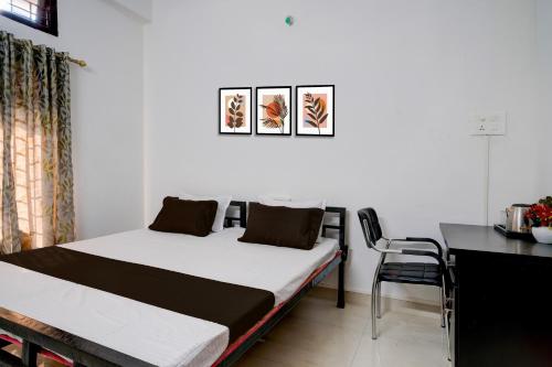 Ένα ή περισσότερα κρεβάτια σε δωμάτιο στο SPOT ON by OYO Sanskrit Guest House