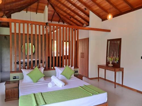 Una cama o camas en una habitación de River Shades Hotel