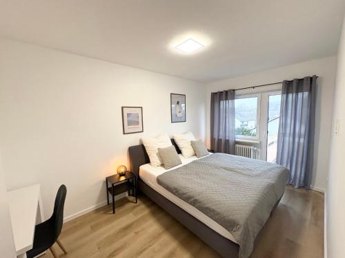 Ένα ή περισσότερα κρεβάτια σε δωμάτιο στο HUGOS Design Apartment