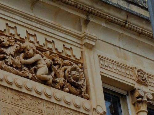 una estatua de un niño en el costado de un edificio en Dimora di Acanto - Lecce, en Lecce