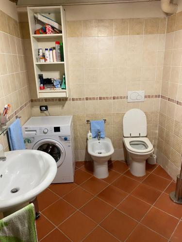 een badkamer met toilet en wastafel bij Villa Terria in Casabasciana