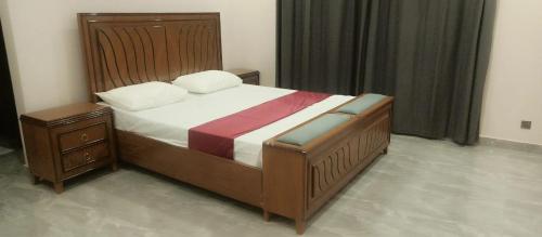 En eller flere senge i et værelse på Comfortable Holiday Home, Sector H Islamabad