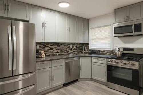 Η κουζίνα ή μικρή κουζίνα στο Spacious 4Bdrs house with parking