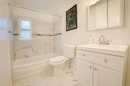 Ένα μπάνιο στο Spacious 4Bdrs house with parking