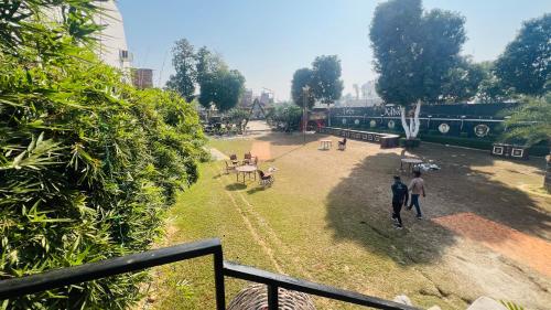 een groep mensen die in een park lopen bij AERON kabila Resort in Sītāpur