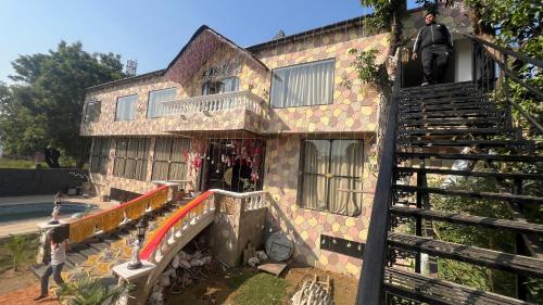 een oud huis met een trap ervoor bij AERON kabila Resort in Sītāpur
