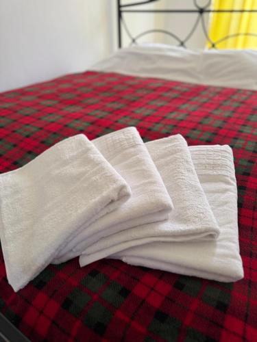 due asciugamani bianchi posti sopra un letto di Przytulny a Bielsko-Biała