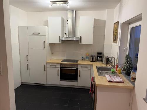 Una cocina o cocineta en Oase mit großer Terrasse Ihr gemütliches Zuhause im Grünen nähe Köln