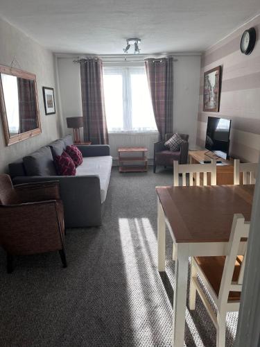 a living room with a couch and a table at Lovely One Bedroom Apartment in Stratford in London