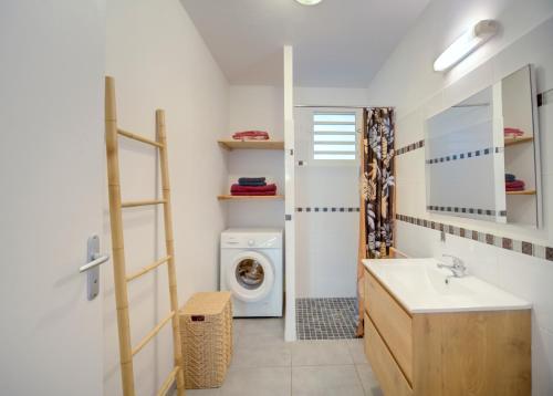 Ένα μπάνιο στο Appartement avec jardin à 200m de la plage