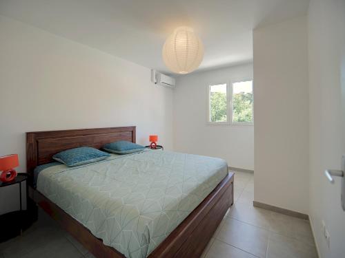 Ένα ή περισσότερα κρεβάτια σε δωμάτιο στο Appartement avec jardin à 200m de la plage