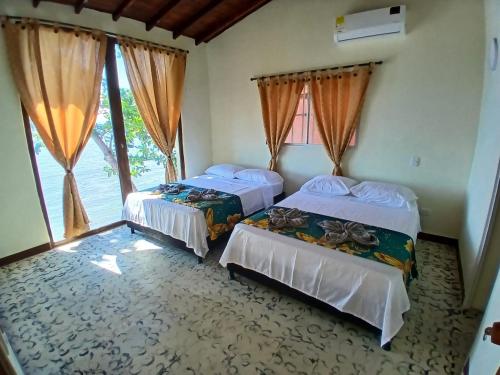 Una cama o camas en una habitación de Guacamayas del Mar